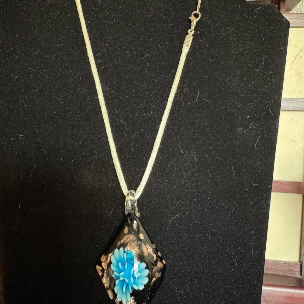 Elegant Black and Blue Floral Pendant Necklace with Gold Flakes